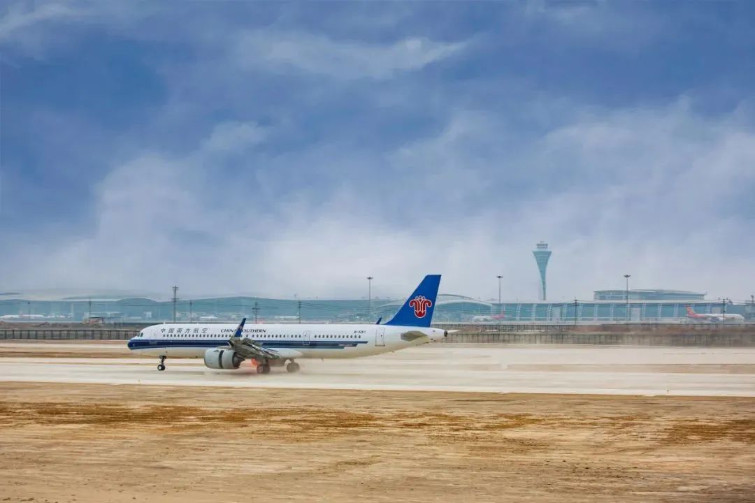 飛機平穩(wěn)降落在白云機場第四跑道上。圖源白云機場