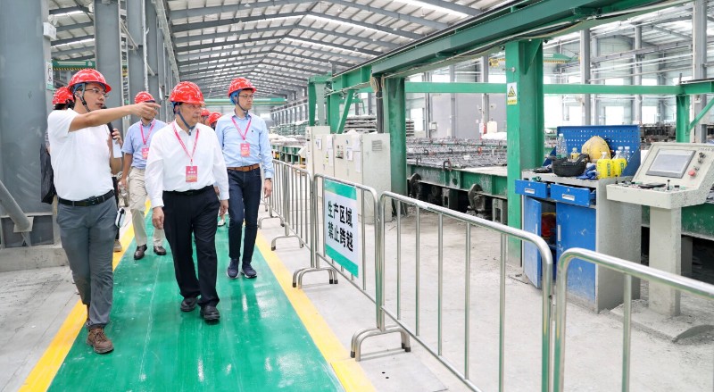 第十三屆全國人大常委會委員譚耀宗先生、香港工聯(lián)會主席吳秋北先生參觀聯(lián)盟會員單位的MiC生產(chǎn)線。圖源惠州裝配式供港聯(lián)盟