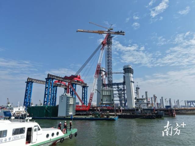 獅子洋通道東莞側塔柱鋼殼及橫梁節段順利吊裝，并成功實施對接。
