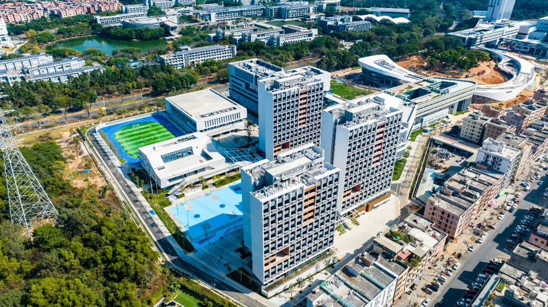 校區(qū)位于松山湖大學路南側(cè)、石大路東側(cè)地塊，總規(guī)劃用地170337.53平方米，總建筑面積約247746.91平方米，共由12棟建筑及1層人防地下室組成，并分為教學生活區(qū)和產(chǎn)學研區(qū)。