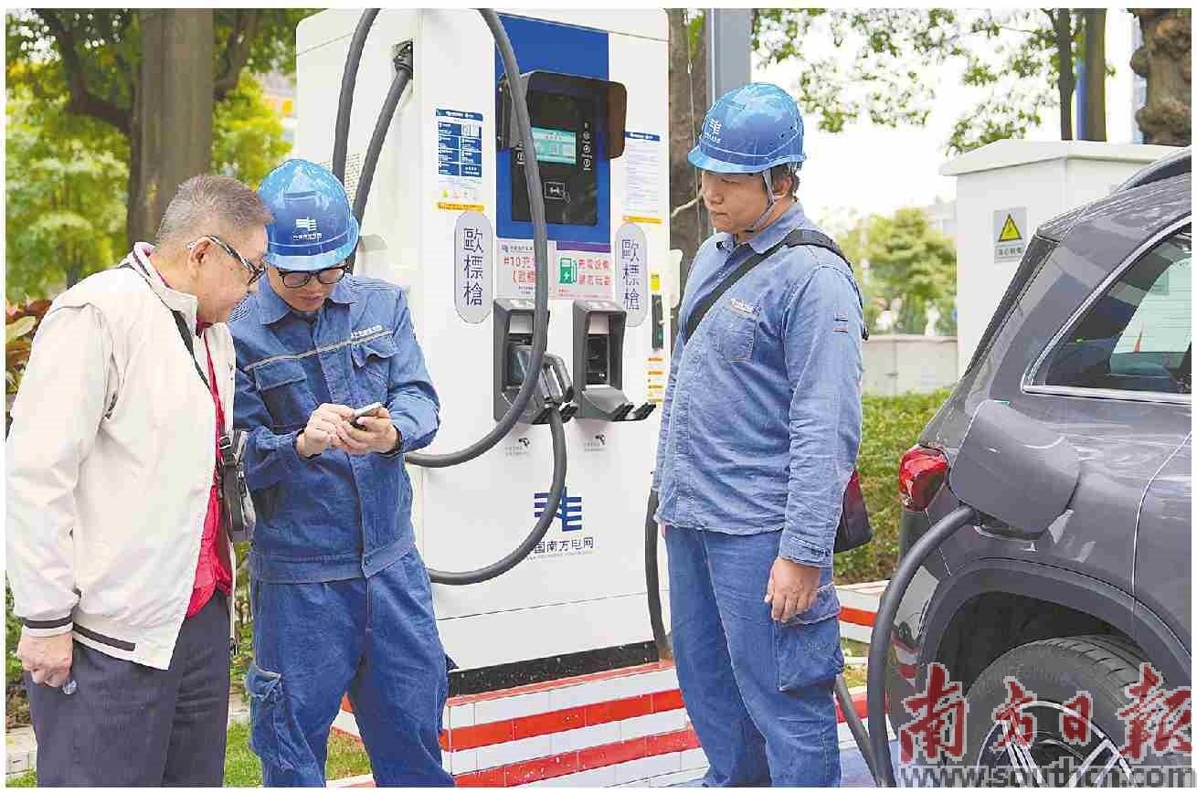 中山市坦洲鎮，工作人員向澳門新能源車主講解使用歐標充電樁。 南方日報記者 鐘志輝 通訊員 肖傳煒 攝
