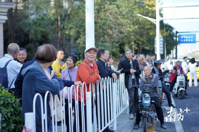 市民十分關(guān)注廣佛大橋的開通。 市民十分關(guān)注廣佛大橋的開通。