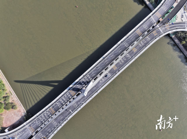 大橋長約1.3公里,共設(shè)置1座主線橋及4座匝道橋,主線設(shè)置雙向六車道。 大橋長約1.3公里,共設(shè)置1座主線橋及4座匝道橋,主線設(shè)置雙向六車道。