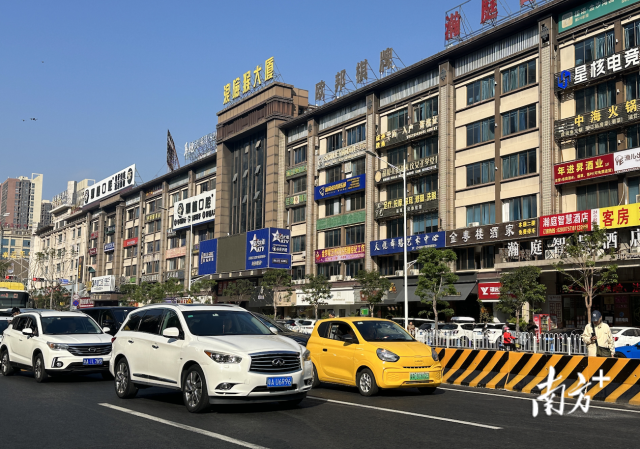 家住在大瀝中海金沙灣的周先生得知大橋開通消息后,開著他的“小黃車”早早來排隊。 家住在大瀝中海金沙灣的周先生得知大橋開通消息后,開著他的“小黃車”早早來排隊。