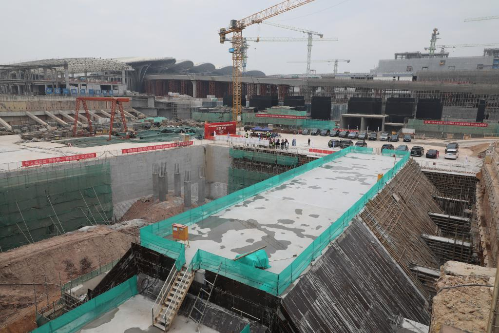 1月23日，白云機場三期擴(kuò)建工程的綜合交通中心的車站完成封頂。新華社記者田建川 攝