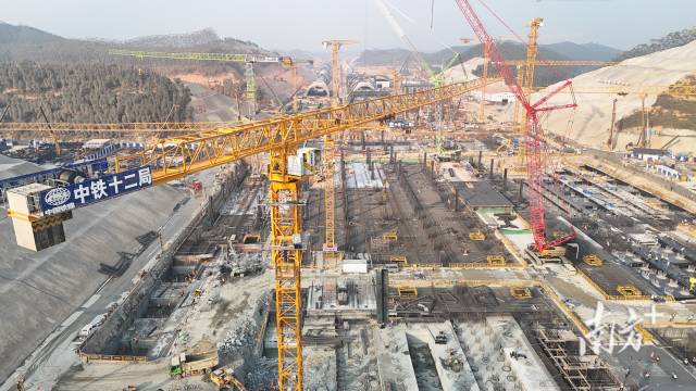 廣湛高鐵珠三角樞紐機場站項目建設現場。