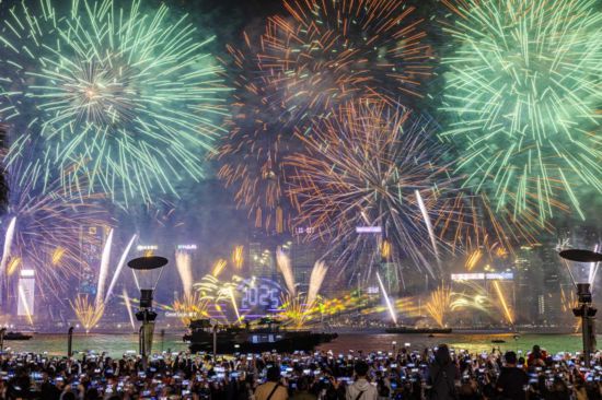 跨年夜，市民旅客在香港維多利亞港一起倒數，迎接2025年。香港旅游發展局供圖