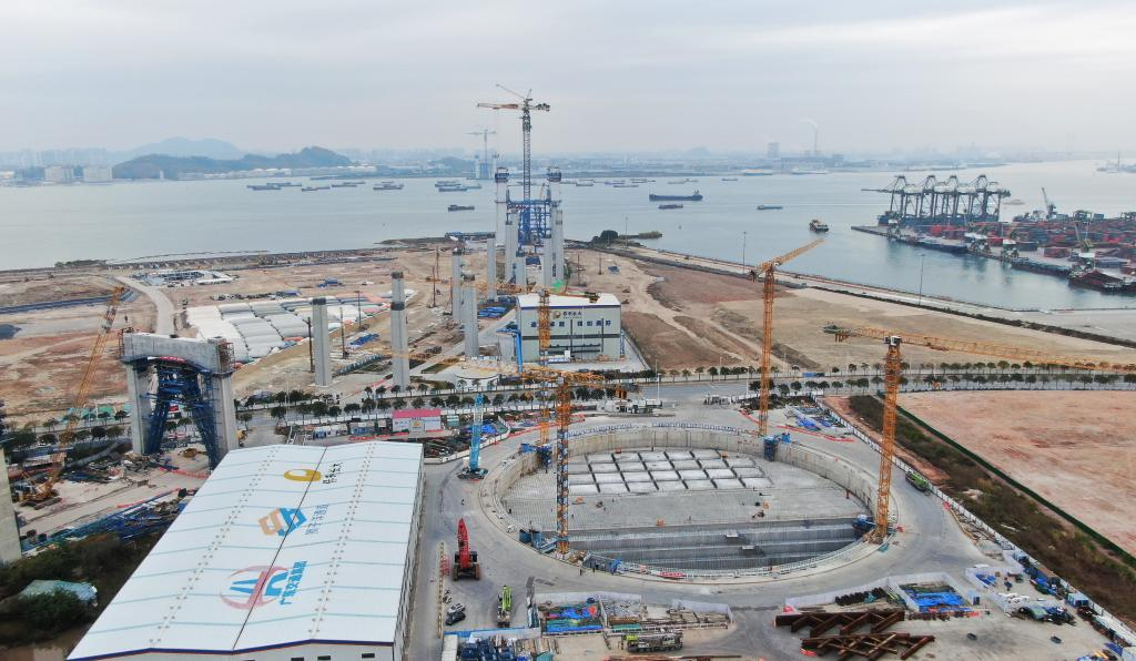 獅子洋大橋東主塔和東錨碇施工現(xiàn)場俯瞰（2025年2月6日攝，無人機照片）。新華社記者王瑞平 攝