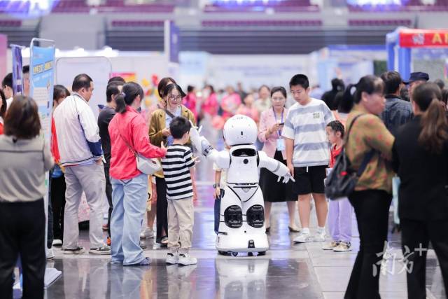 《措施》提出，支持人力資源機構積極服務制造業轉型發展需求，加大對電子信息、集成電路、人工智能、生物醫藥、新材料、智能機器人、低空經濟等產業集群人力資源服務保障力度