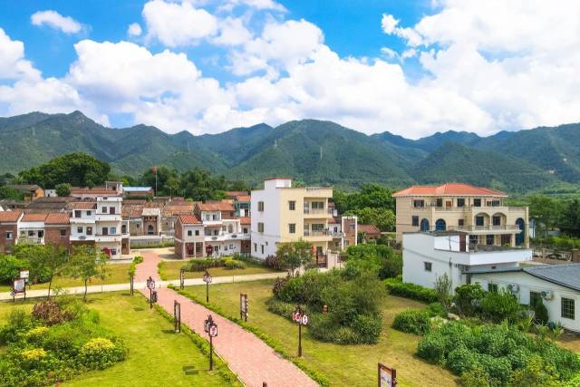 高鼎端科教創(chuàng)新走廊目前有各類高校、科研院所和重點企業(yè)1500多個，圖為廣東理工學(xué)院。 高鼎端科教創(chuàng)新走廊目前有各類高校、科研院所和重點企業(yè)1500多個，圖為廣東理工學(xué)院。