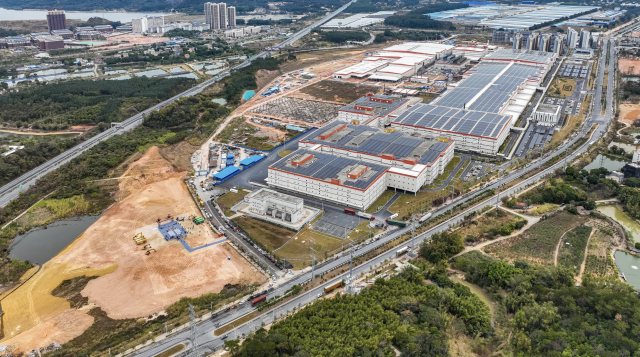 肇慶高新區(qū)舉行2025年第一季度產(chǎn)業(yè)項目集中簽約、動工、投產(chǎn)儀式。王振宇 攝 肇慶高新區(qū)舉行2025年第一季度產(chǎn)業(yè)項目集中簽約、動工、投產(chǎn)儀式。王振宇 攝