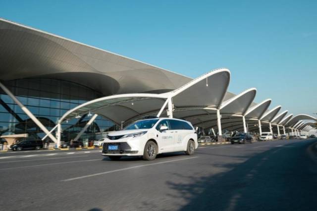 自動駕駛出租車Robotaxi開進廣州白云國際機場。