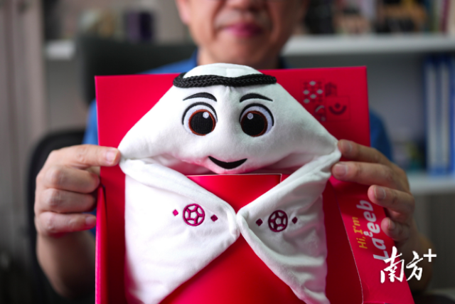 世界杯吉祥物拉伊卜（La'eeb）毛絨玩具。