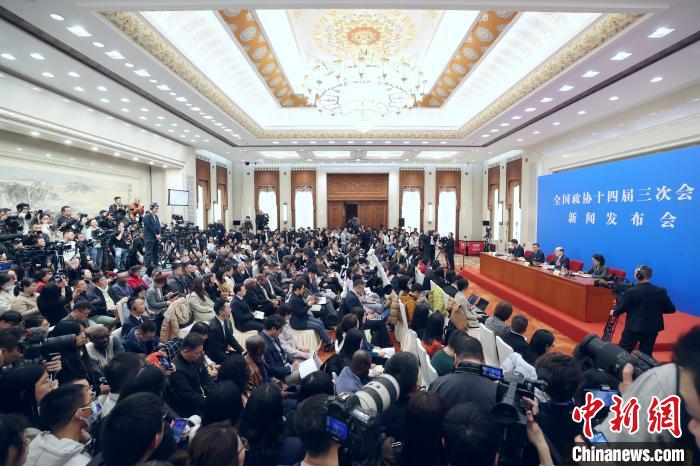 3月3日，全國政協十四屆三次會議新聞發布會在北京人民大會堂舉行。大會新聞發言人劉結一向中外媒體介紹本次大會有關情況并回答記者提問。　中新社記者 蔣啟明 攝