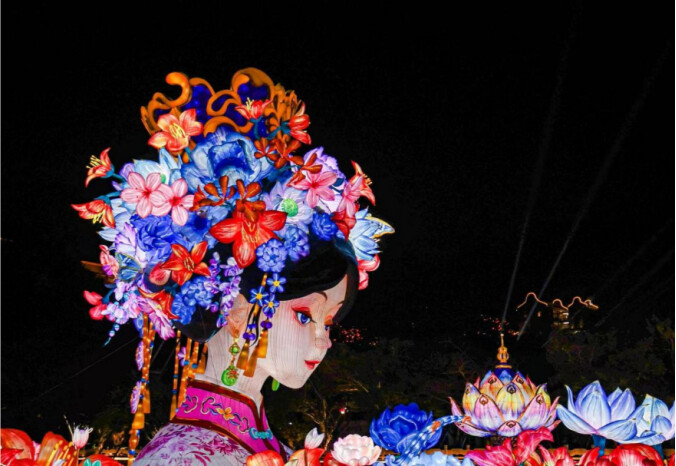 2025年粵港澳大灣區(qū)燈會(huì)上的《簪花女神》燈景。