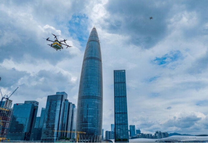 無人機在深圳的樓宇間穿梭，配送外賣。