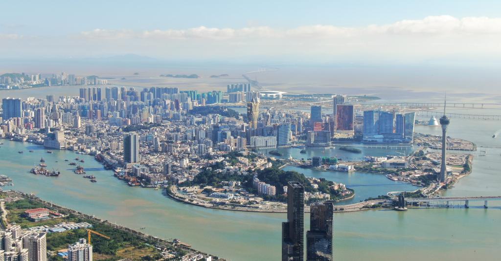 從珠海市區拍攝的澳門及遠處的港珠澳大橋（2024年11月26日攝，無人機照片）。新華社記者 鄧華 攝