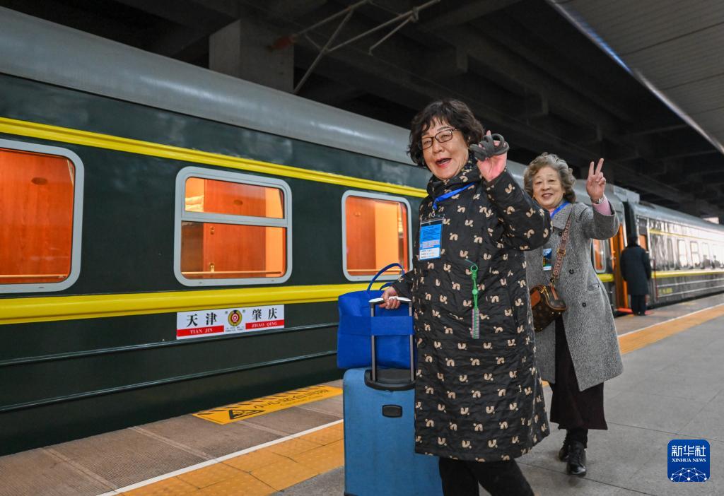 3月15日，銀發族游客在天津站準備搭乘銀發旅游列車出發。新華社記者 孫凡越 攝