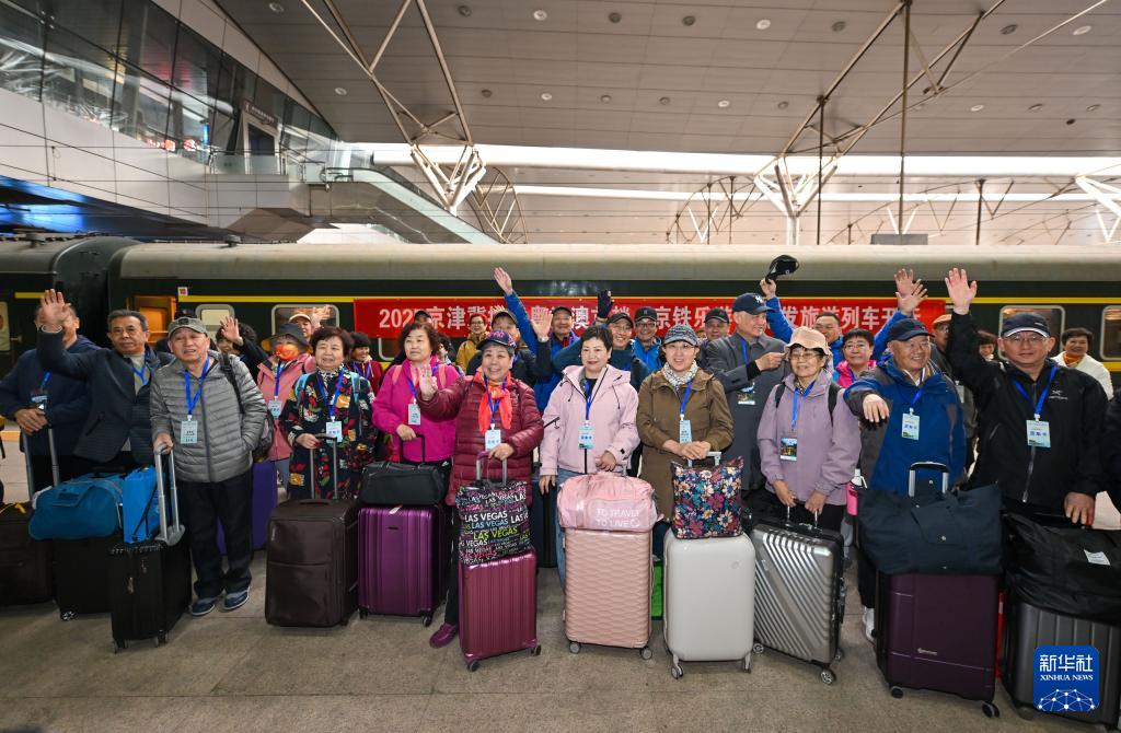 3月15日，銀發族游客在天津站準備搭乘銀發旅游列車出發。新華社記者 孫凡越 攝