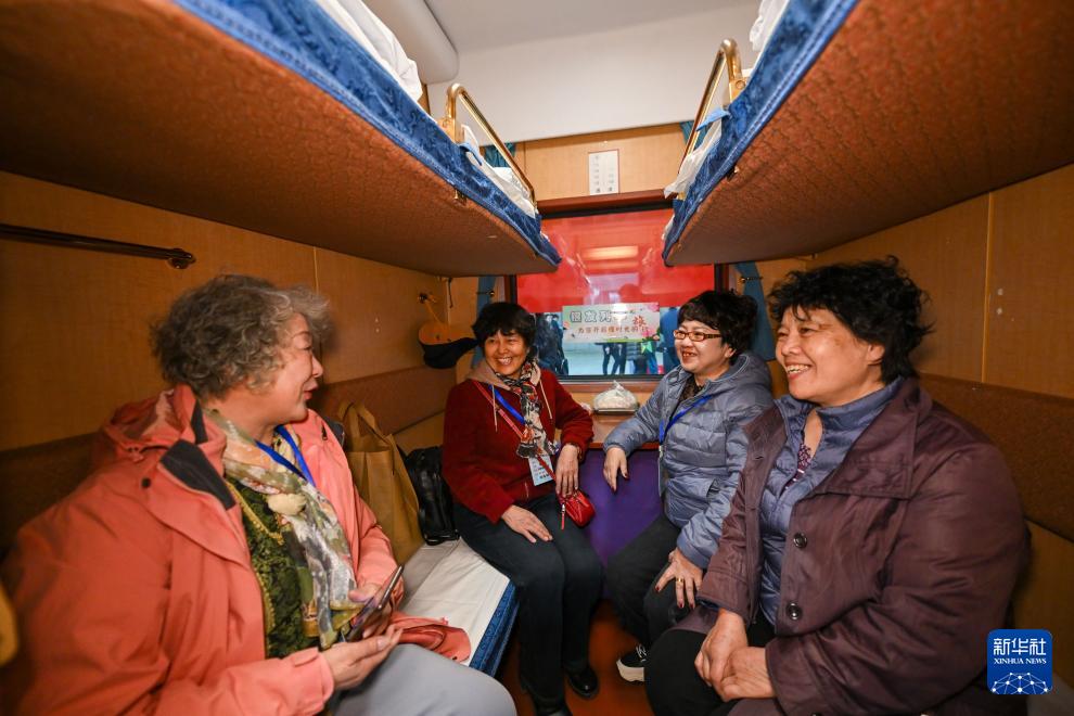 3月15日，銀發族游客在“京鐵樂游”號銀發旅游列車上交談。新華社記者 孫凡越 攝
