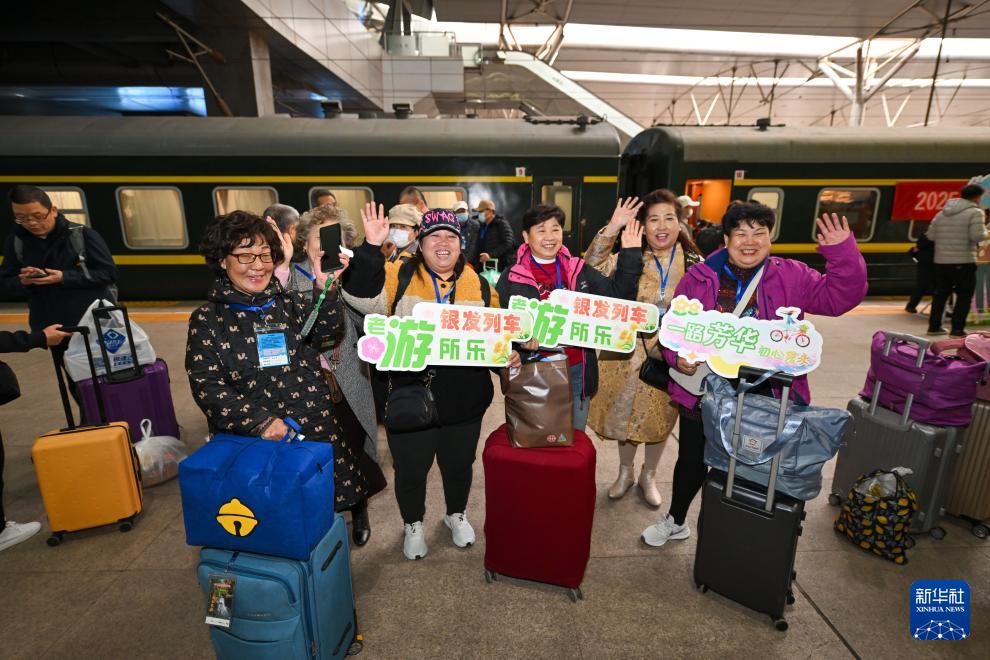  3月15日，銀發族游客在天津站準備搭乘銀發旅游列車出發。新華社記者 孫凡越 攝