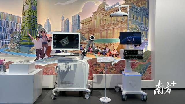 走進“琴澳和鳴——橫琴粵澳深度合作區建設主題展”，機械臂正以毫米級精度演繹“生命方程式”。