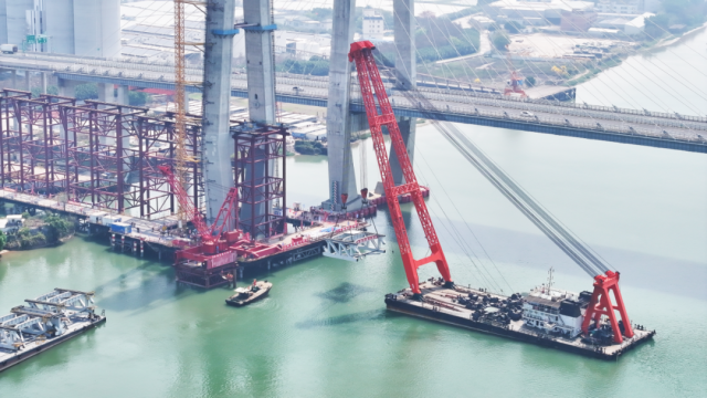 △跨磨刀門水道主橋首榀鋼桁梁成功架設，深江高鐵建設迎來新進展。
