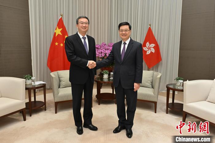 3月18日，香港特區(qū)行政長官李家超(右)與東莞市委書記韋皓(左)會面。香港特區(qū)政府新聞處供圖