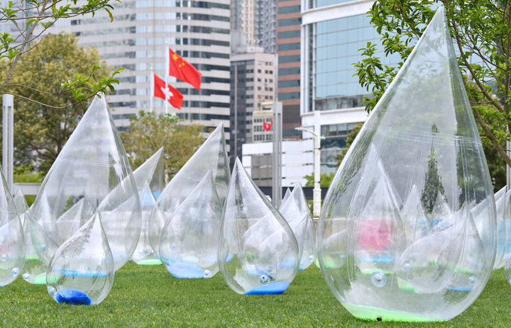 2025年4月1日，“舞動水滴展”在香港添馬公園及中西區海濱長廊（中環段）舉行。該大型藝術裝置展覽是藝術家馬興文特別為慶祝東江水供港60周年而創作，通過大小不同的水滴裝置表達東江水為香港注入生命力和社會共融的文化氛圍。新華社記者 陳鐸 攝