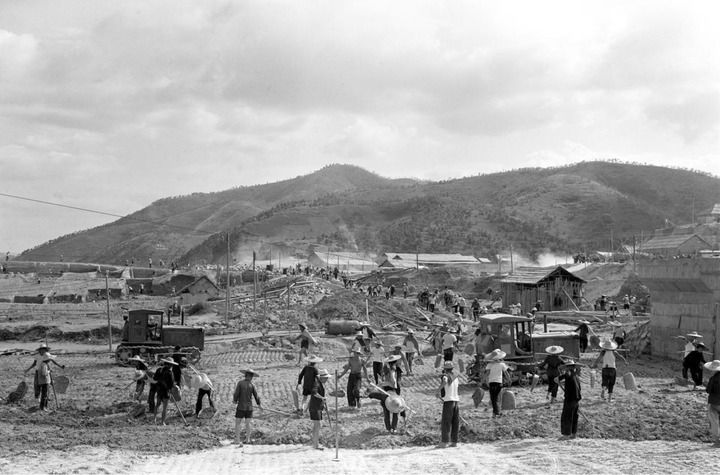 這是東深供水工程工地上的繁忙景象（資料照片）。該工程于1964年2月20日開工，1965年3月1日舉行通水典禮。新華社記者 黎楓 攝