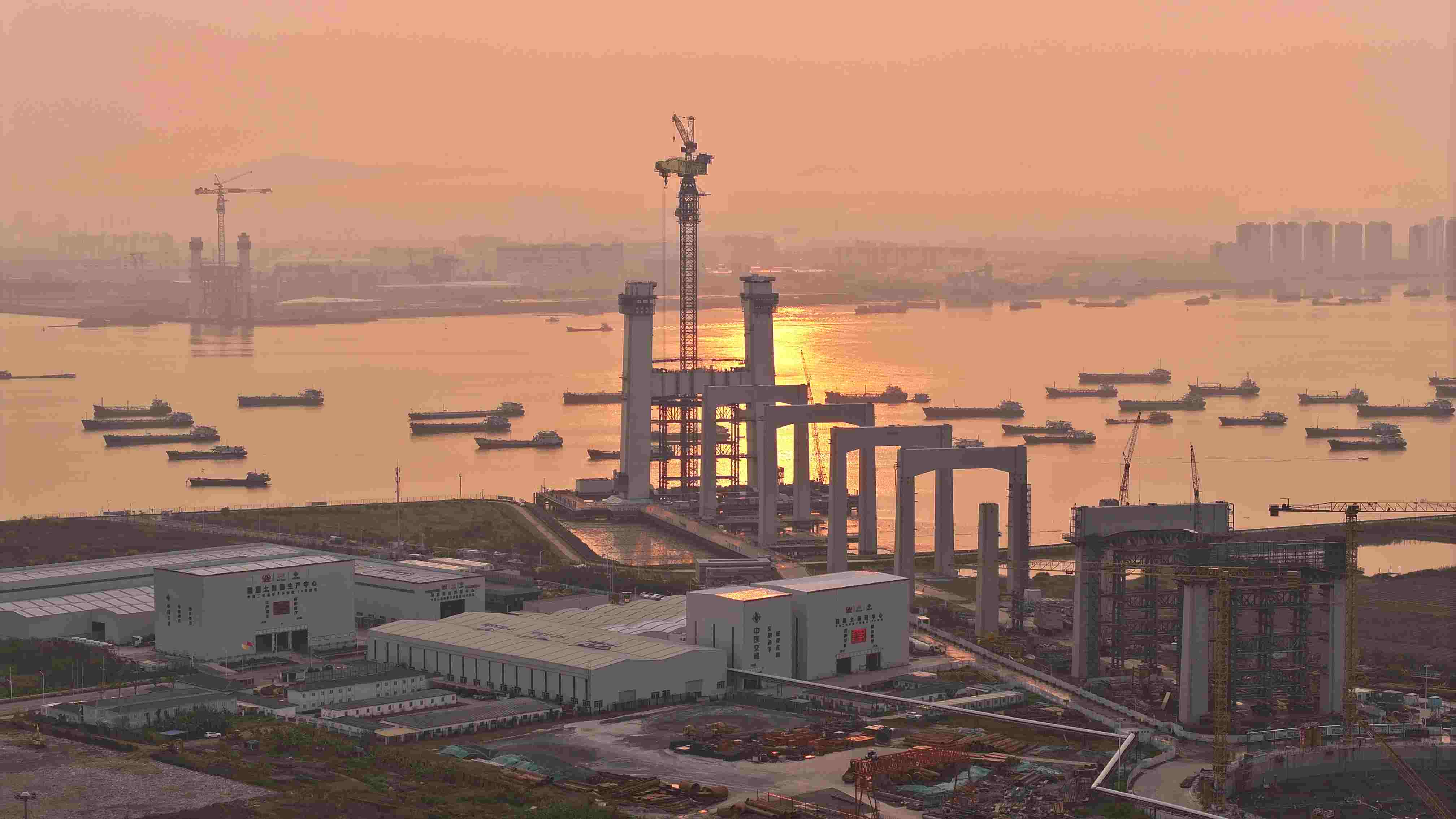 4月2日凌晨5時，獅子洋大橋索塔建設高度突破100米。攝影：張政