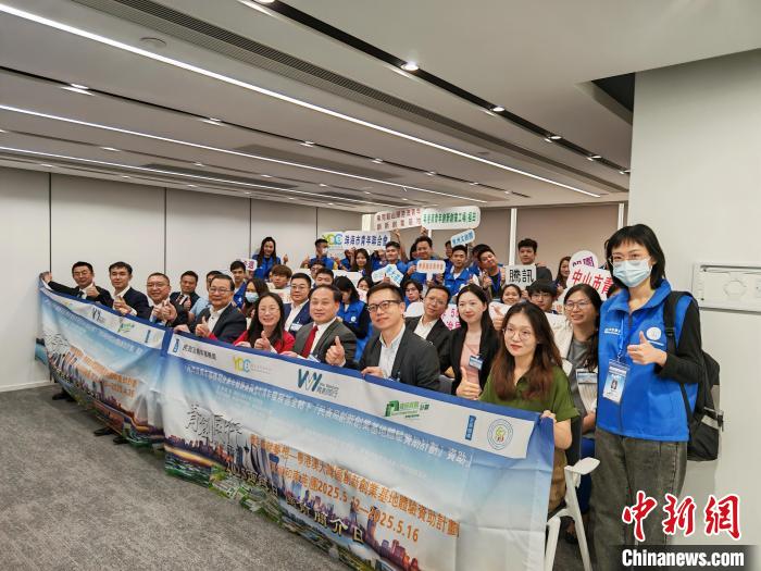 香港特區(qū)政府民政及青年事務局創(chuàng)新創(chuàng)業(yè)基地驗資助計劃下的“香港青年成就夢想—粵港澳大灣區(qū)創(chuàng)新創(chuàng)業(yè)基地體驗資助計劃”15日于香港舉行啟動禮。   4月15日，“香港青年成就夢想—粵港澳大灣區(qū)創(chuàng)新創(chuàng)業(yè)基地體驗資助計劃”在香港舉行啟動禮。(主辦方供圖) 　　主辦方介紹，2019年5月，香港特區(qū)政府民政及青年事務局青年發(fā)展委員會推出“大灣區(qū)創(chuàng)客創(chuàng)業(yè)體驗營”資助計劃，并于2023年正式啟動，當時有30人參與。此次計劃吸引眾多香港青年參與，兩個團共80位青年入選。  　　啟動禮上，“兩岸三地青少年交流促進會”永遠榮譽主席譚耀宗與中央人民政府駐香港特別行政區(qū)聯(lián)絡辦公室(中央政府駐港聯(lián)絡辦)新界工作部處長李成德共同為第一團(廣州、佛山、中山和珠海)授旗；港區(qū)全國人大代表、“兩岸三地青少年交流促進會”永遠名譽主席林至穎與深圳市福田區(qū)青年聯(lián)合會名譽主席黃睿共同為第二團(深圳和珠海)授旗。  　　譚耀宗致辭表示，粵港澳大灣區(qū)是國家發(fā)展戰(zhàn)略的關(guān)鍵組成部分，為香港青年搭建了廣闊的發(fā)展平臺。香港青年應積極融入國家發(fā)展大局，充分利用粵港澳大灣區(qū)在科技智能、人工智能等領(lǐng)域的獨特優(yōu)勢，希望青年通過此次活動，為自身未來發(fā)展積累經(jīng)驗。  　　“兩岸三地青少年交流促進會”常務副會長兼體驗團團長王榮平介紹，此次體驗團將分兩團出發(fā)，第一團在4月22日至26日進行，第二團時間為5月12日至16日。成員會走訪廣州、深圳等城市的創(chuàng)客基地與高新技術(shù)企業(yè)，了解粵港澳大灣區(qū)發(fā)展規(guī)劃和基地運營情況。未來，該計劃持續(xù)擴大規(guī)模，推動更多香港青年投身粵港澳大灣區(qū)建設。還會聯(lián)合企業(yè)家、專家提供一對一創(chuàng)業(yè)指導，協(xié)助對接內(nèi)地產(chǎn)業(yè)鏈、投融資機構(gòu)與政策，降低創(chuàng)業(yè)門檻。  　　中冶集團香港公司人力資源部經(jīng)理王立表示，期待參與活動的香港青年們深入粵港澳大灣區(qū)內(nèi)地城市創(chuàng)新創(chuàng)業(yè)，并收獲佳績。  　　香港浸會大學創(chuàng)新、轉(zhuǎn)化及政策研究院經(jīng)理童祁表示，高等院校已成為推動產(chǎn)業(yè)創(chuàng)新的重要主體，香港為創(chuàng)新創(chuàng)業(yè)者營造大量發(fā)展機遇，通過制度創(chuàng)新、資源整合及國際化平臺建設，全方位賦能新興產(chǎn)業(yè)生態(tài)的培育與發(fā)展。  　　青年代表蘇智宏表示，自己曾參加過往體驗團活動，收獲頗豐。粵港澳大灣區(qū)市場潛力巨大，需要親身探索。這次計劃為大家提供了“第一桶金”和寶貴的人脈網(wǎng)絡，讓香港青年能更自信地邁出創(chuàng)新創(chuàng)業(yè)第一步