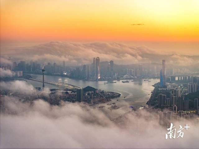 日落時(shí)分，俯瞰云海下的澳門與橫琴金融島。南方+拍客 陳爍明 攝