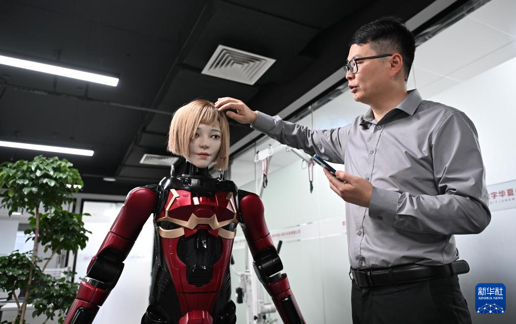 在數字華夏（深圳）科技有限公司，工作人員展示人形機器人夏瀾（3月27日攝）。