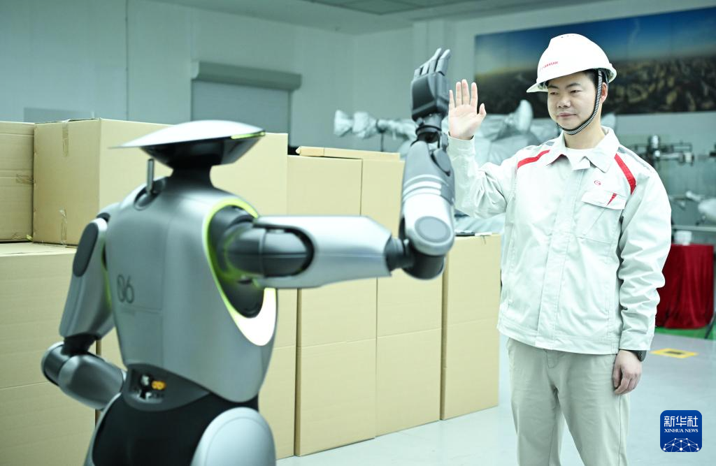 在位于廣州的廣汽研究院，技術人員演示人形機器人GoMate互動功能（3月18日攝）。