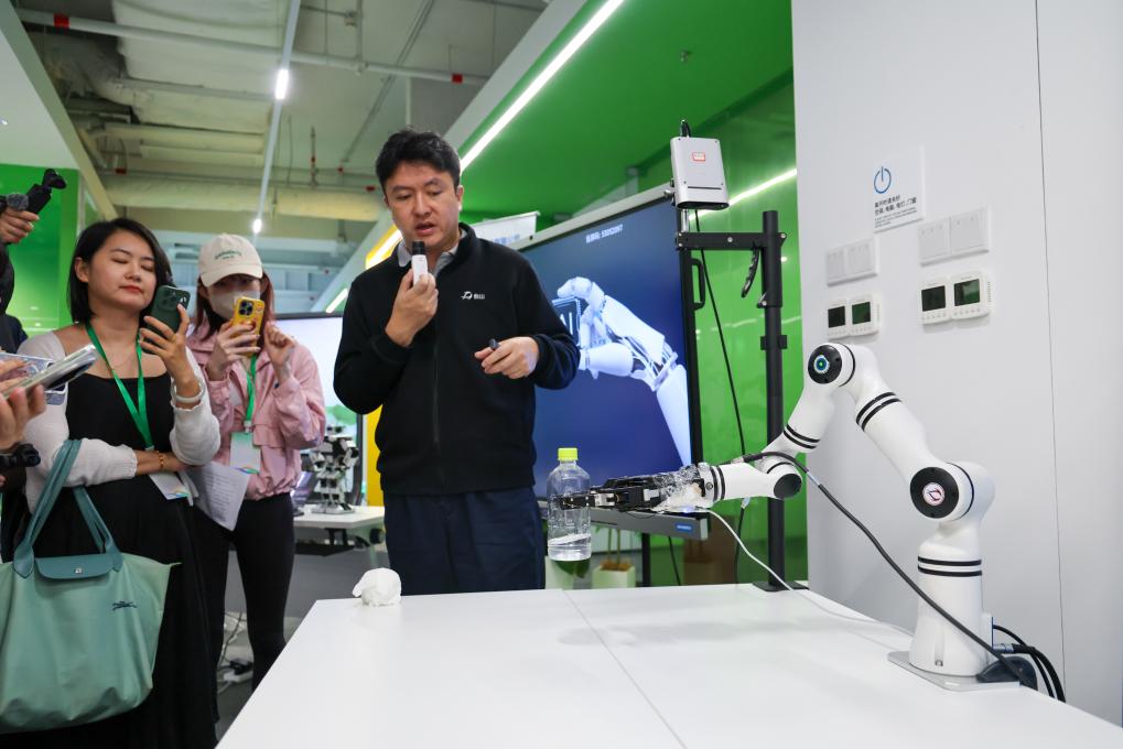  4月23日，他山科技CEO馬揚展示公司產品在機器人領域的應用。新華社記者 梁旭 攝