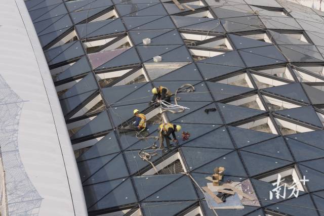 在廣州白云國際機場三期擴建工程現場