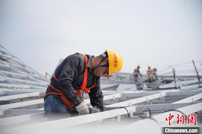 建設者們忙于幕墻工程、金屬屋面、機電安裝、精裝修施工。記者 韋杰夫 攝