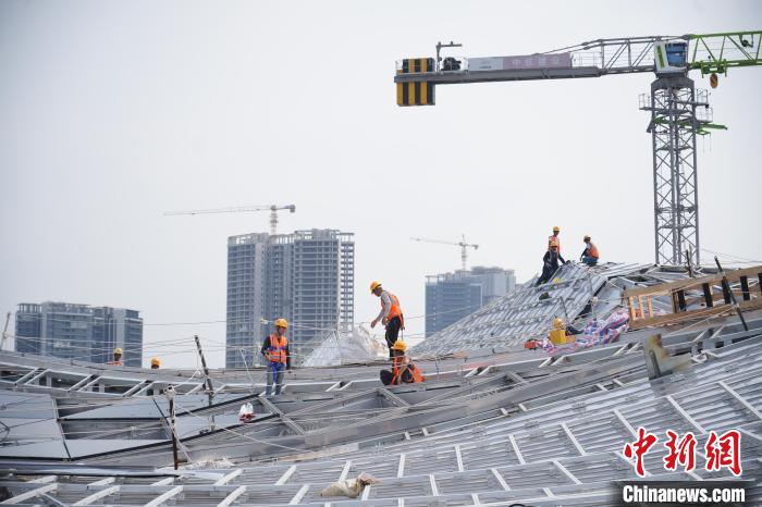 建設者們忙于幕墻工程、金屬屋面、機電安裝、精裝修施工。記者 韋杰夫 攝