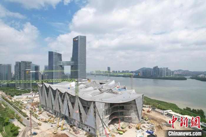大灣區科學論壇永久會址完成金屬屋面施工近七成。中鐵建設集團南方工程有限公司 供圖
