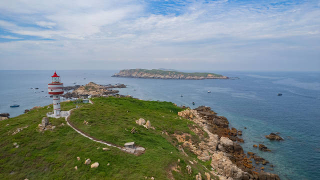 汕頭南澳縣澎湖列島國家級自然保護(hù)區(qū)，藍(lán)天碧水相映成趣。石磊 攝
