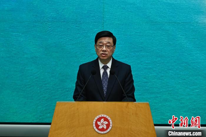 5月6日，香港特區行政長官李家超出席行政會議前會見媒體時宣布，他將于5月10日率團前往卡塔爾和科威特訪問。　中新社記者 李志華 攝