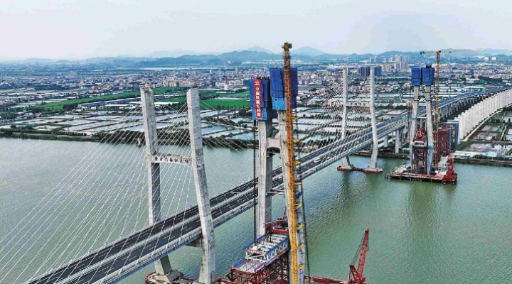 深江鐵路磨刀門水道主橋東主塔封頂 預(yù)計(jì)年底合龍