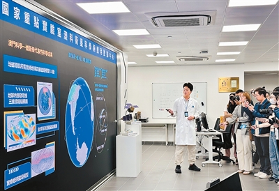 澳科衛星科學與應用數據中心技術員向采訪團介紹項目進展