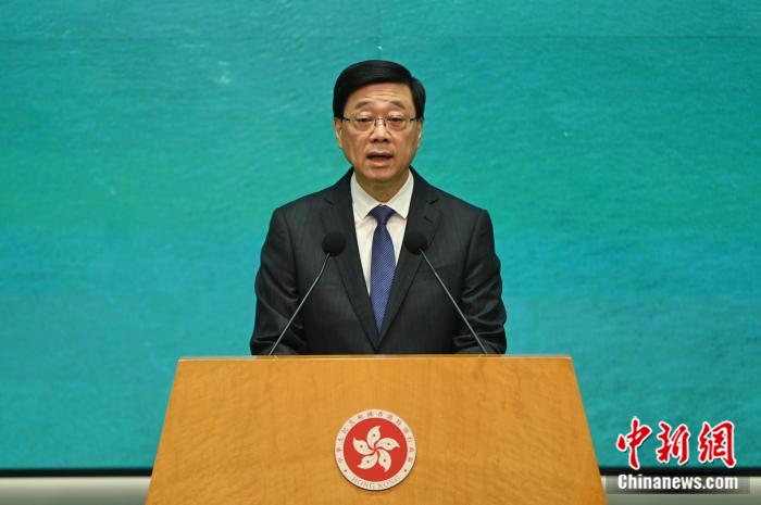 5月27日，香港特區(qū)行政長官李家超出席行政會議前會見媒體時(shí)表示，國際調(diào)解院落戶為香港將帶來多方面重大利益，不僅可提升香港國際地位，還能帶來經(jīng)濟(jì)效益，并完善香港法治體系。中新社記者李志華攝