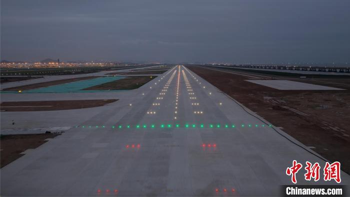 深圳機場三跑道助航燈光亮燈。深圳機場供圖