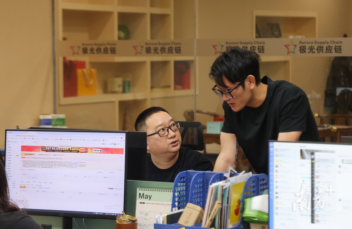 極光國際供應鏈管理有限公司，員工在進行業務交流。南方+記者 葉志文 攝