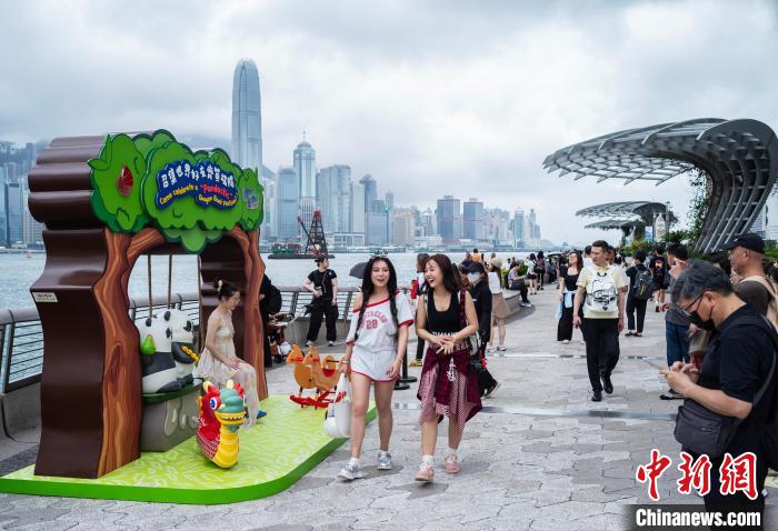 2025年6月2日，中國內(nèi)地端午節(jié)假期期間，游客在香港尖沙咀星光大道一帶觀光游覽。(資料圖) 中新社記者 侯宇 攝