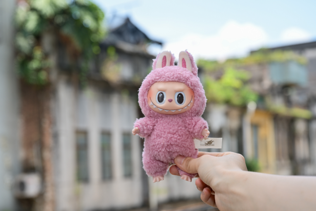 網友攜LABUBU打卡東莞石龍騎樓。