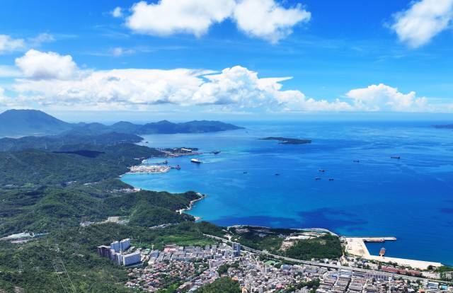 2025年6月10日，深圳，國家管網集團深圳大鵬液化天然氣應急調峰站接收站一期工程項目。來源：新華社